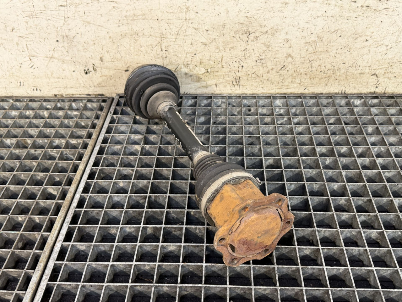 DIJELOVI POLUOSOVINA AUDI A4 (B8) > 07-11 2.0 8K0407271Q