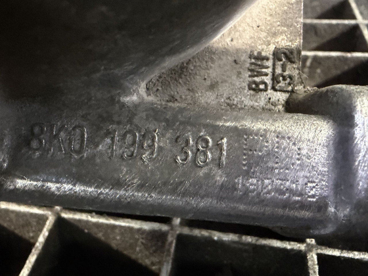 DIJELOVI NOSAC MOTORA AUDI A4 (B8) > 07-11 2.0 8K0199381PD