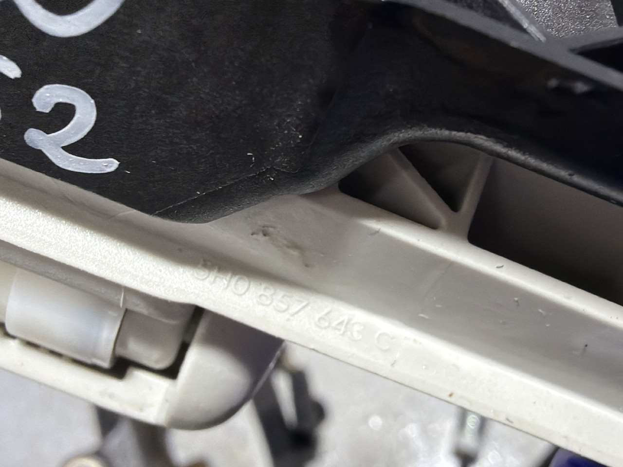 DIJELOVI KROVNA RUCKA VW TIGUAN > 20- 2.0 5H0857643C