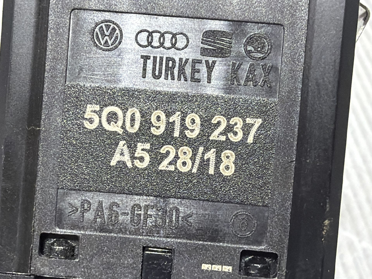 DIJELOVI PREKIDAC VW PASSAT B8 > 14-19 2.0 5Q0919237