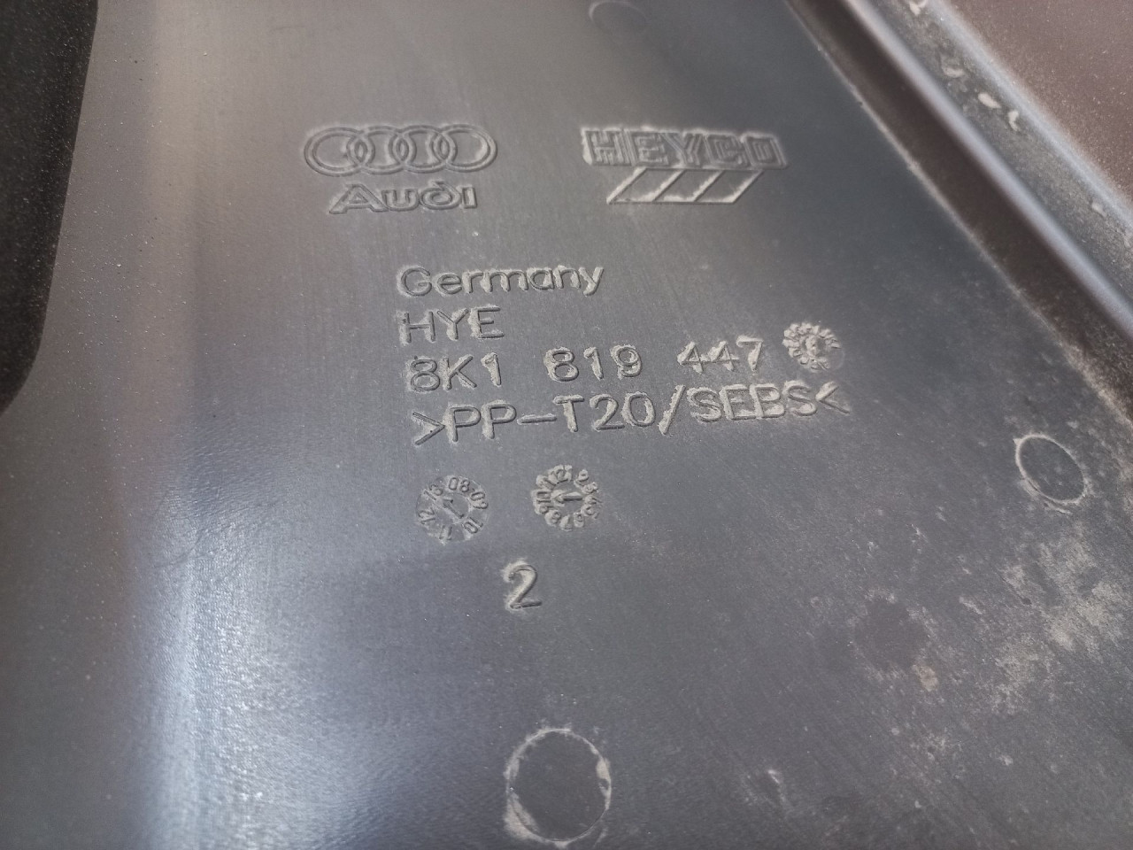 DIJELOVI PLASTIKA AUDI A4 (B8) > 12-15 8K1819447