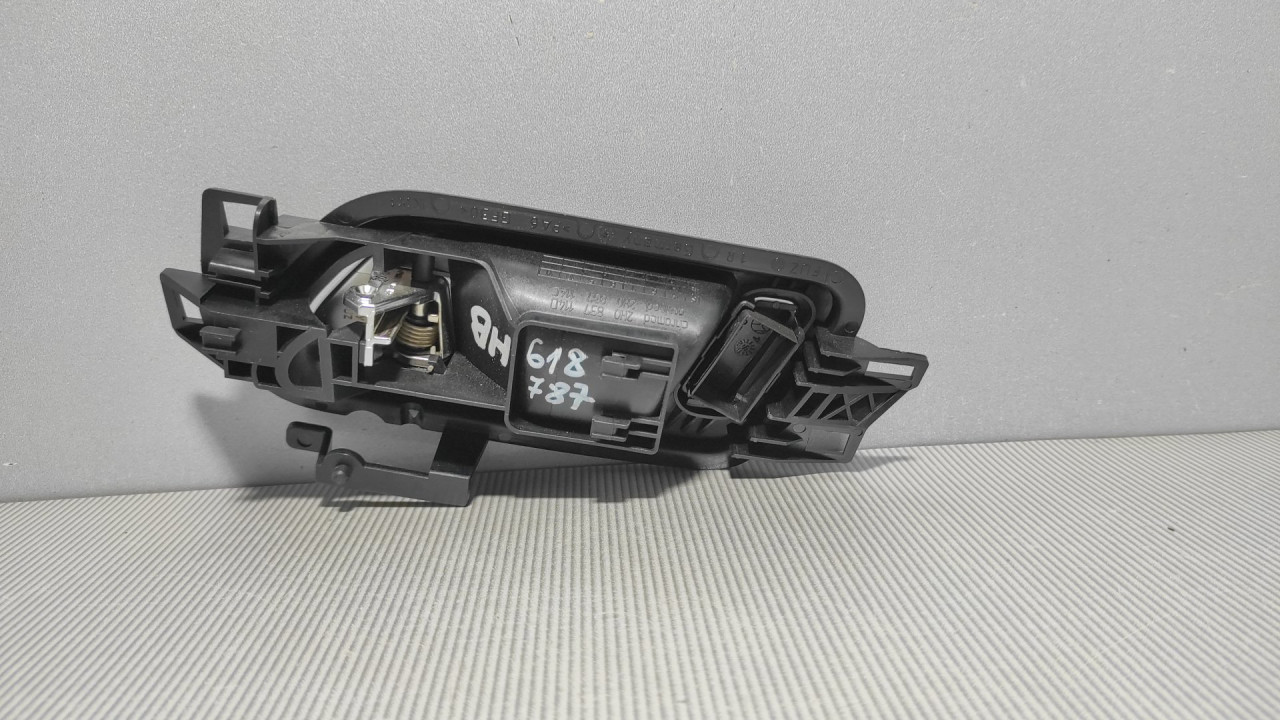 UNUTRASNJA RUCKA VRATA VW AMAROK > 11-16 2H0837114D