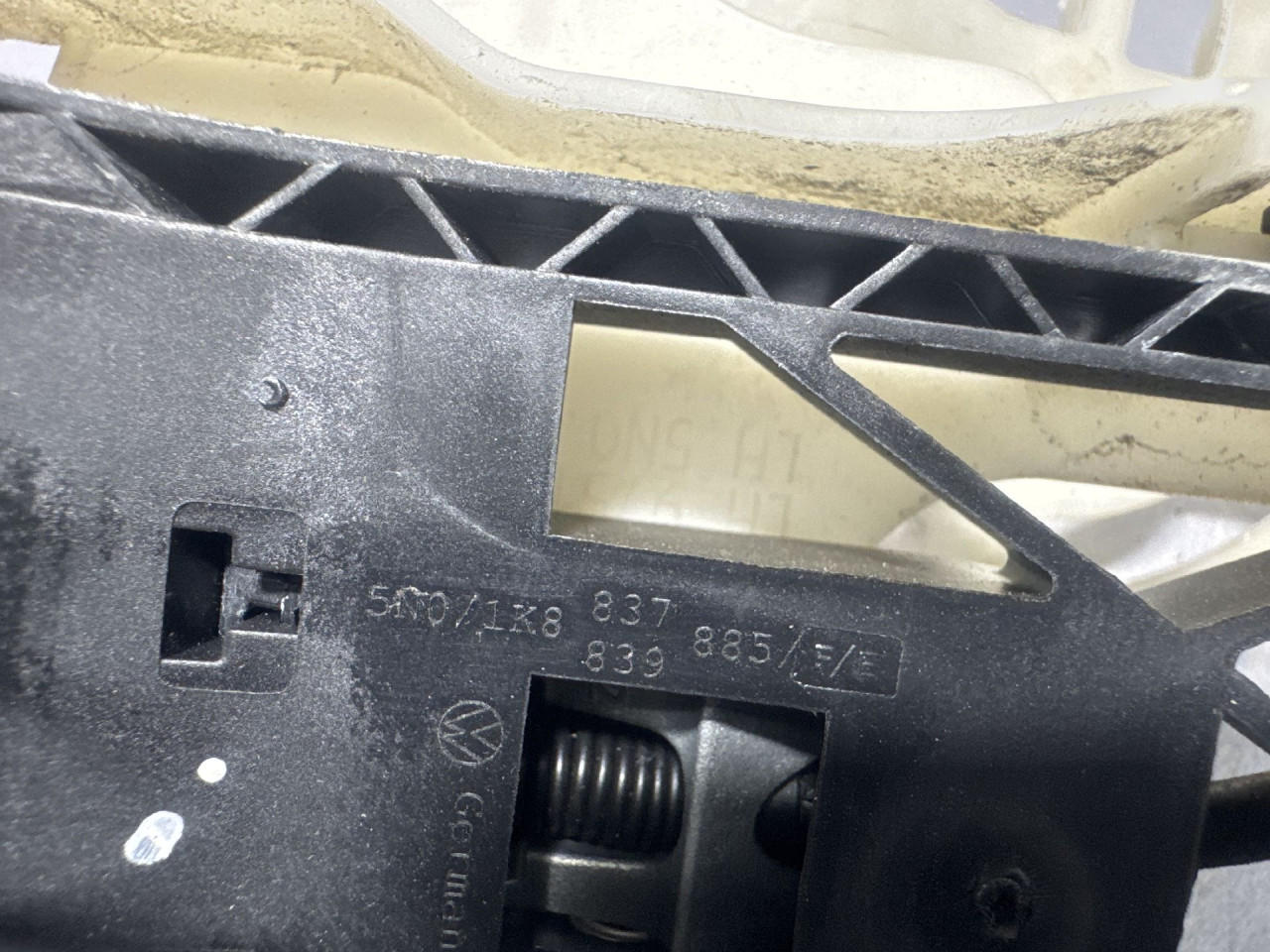 DIJELOVI RUCKA VRATA VW TIGUAN > 07-11 1K8837885F