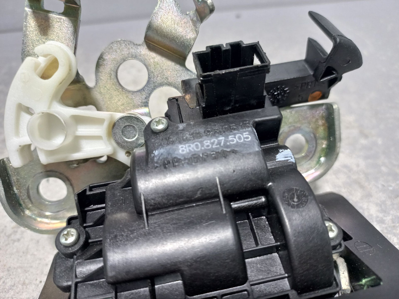 DIJELOVI BRAVA GEPEKA SKODA FABIA > 14- 8R0827505