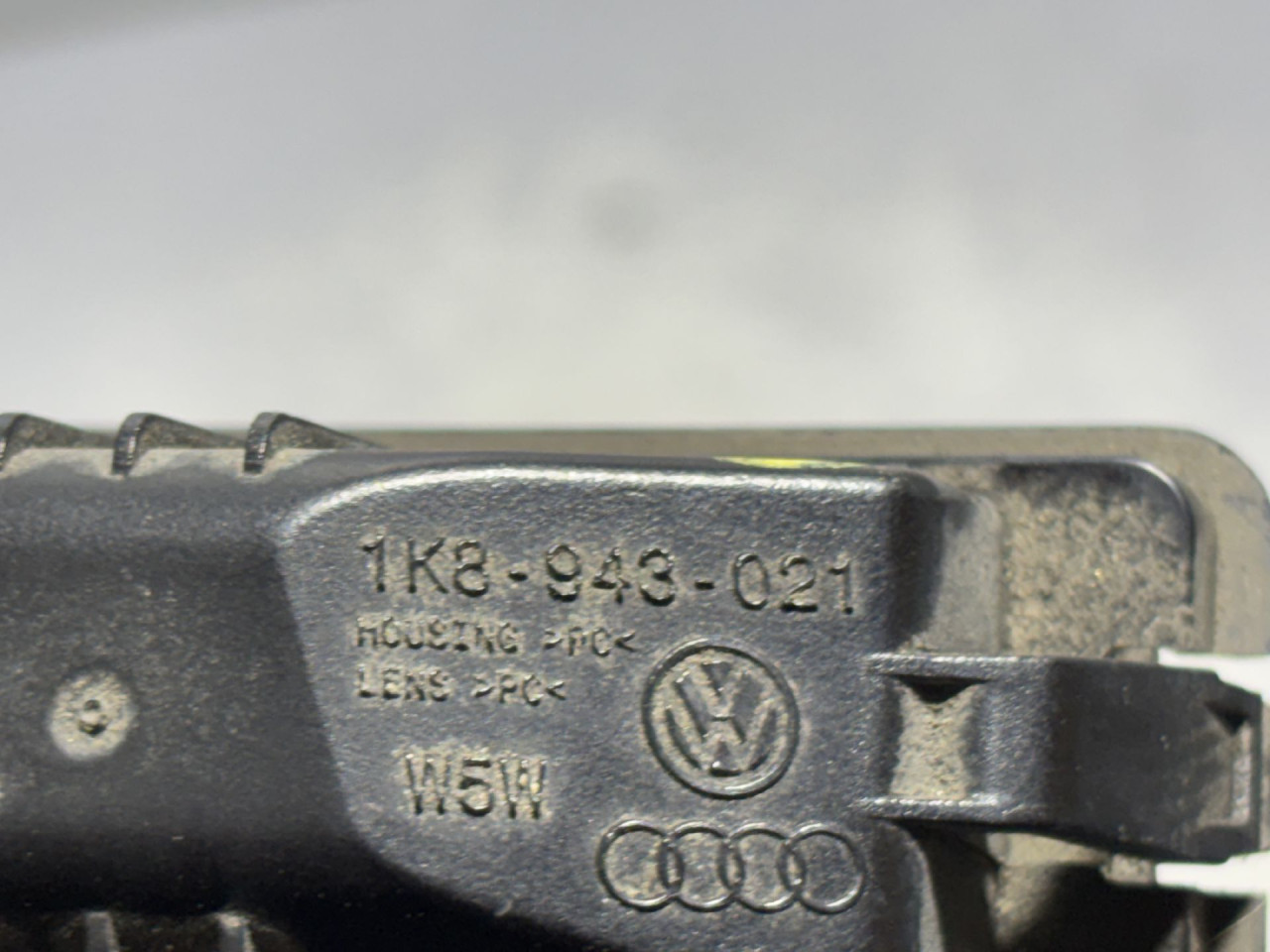 DIJELOVI RASVJETA TABLICA VW GOLF 6 > 08-12 1K8943021
