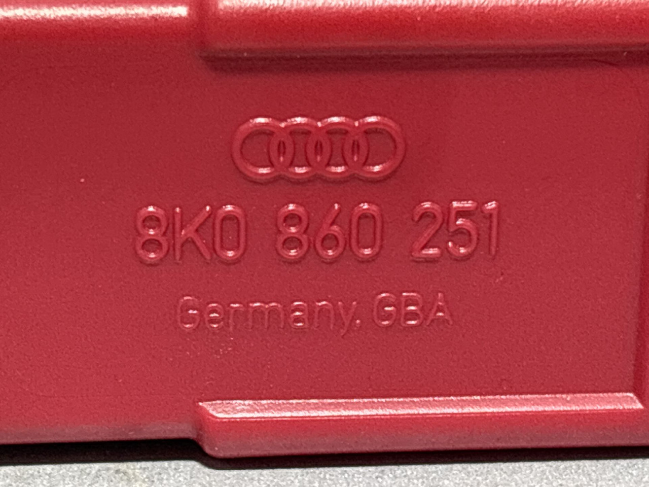 DIJELOVI SIGURNOSNI TROKUT AUDI A4 (B8) > 07-11 8K0860251