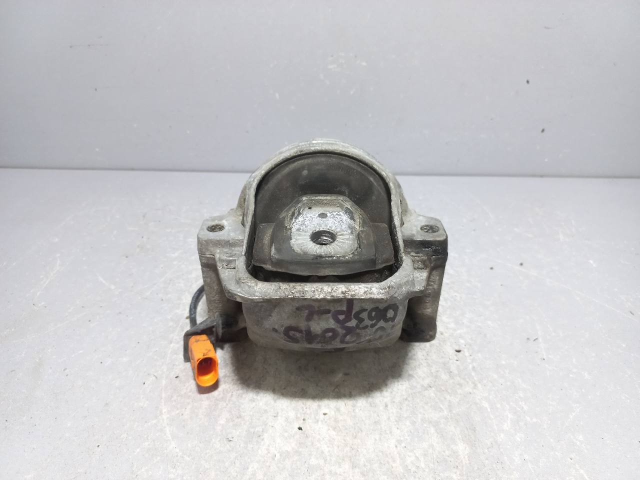 DIJELOVI NOSAC MOTORA AUDI A6 4G > 11-14 8R0199381