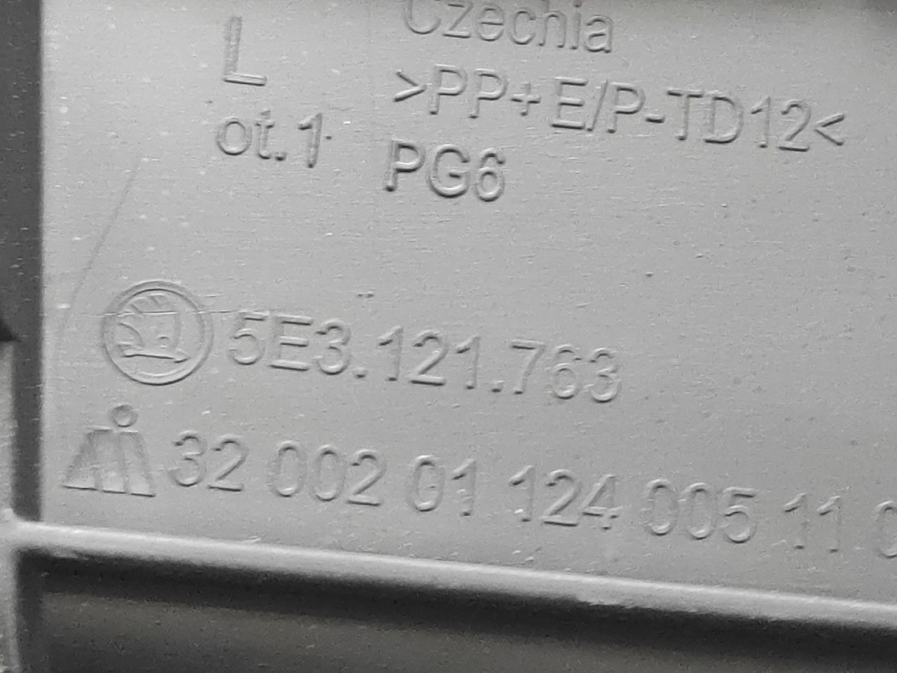 PLASTIKA BRANIKA SKODA OCTAVIA > 19- 5E3121763