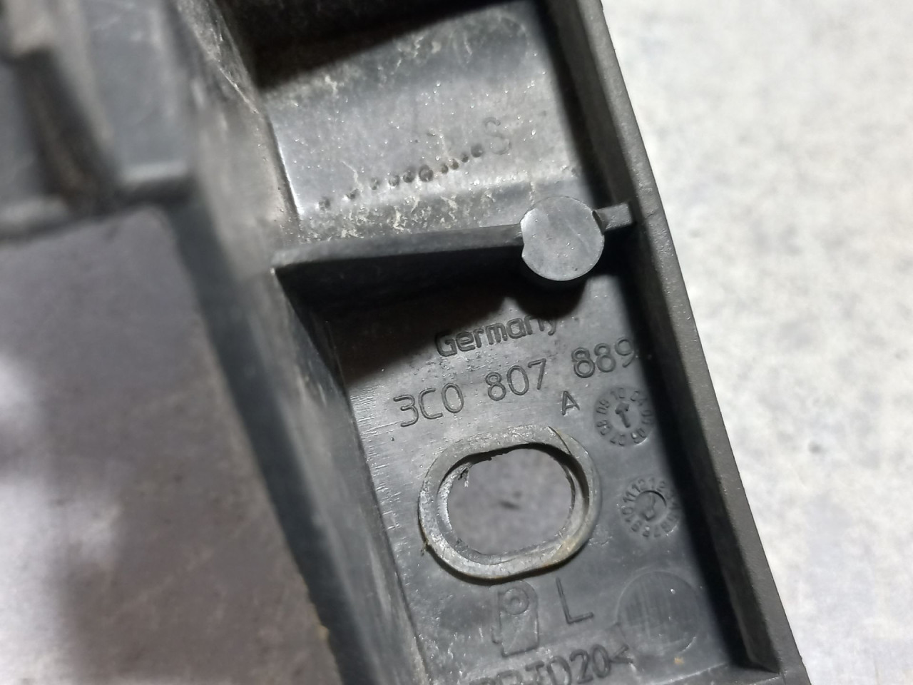 DIJELOVI NOSAC FARA VW PASSAT B6 > 05-10 3C0807889