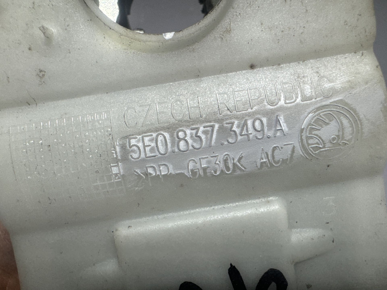 DIJELOVI RUCKA VRATA SKODA SUPERB > 19- 5E0837349A