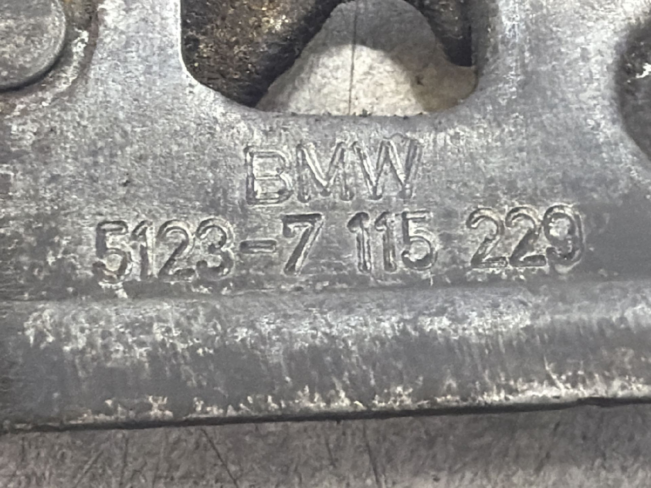 DIJELOVI BRAVA HAUBE BMW SERIJA 1 (E87/E81) > 07-11 2.0 7115229