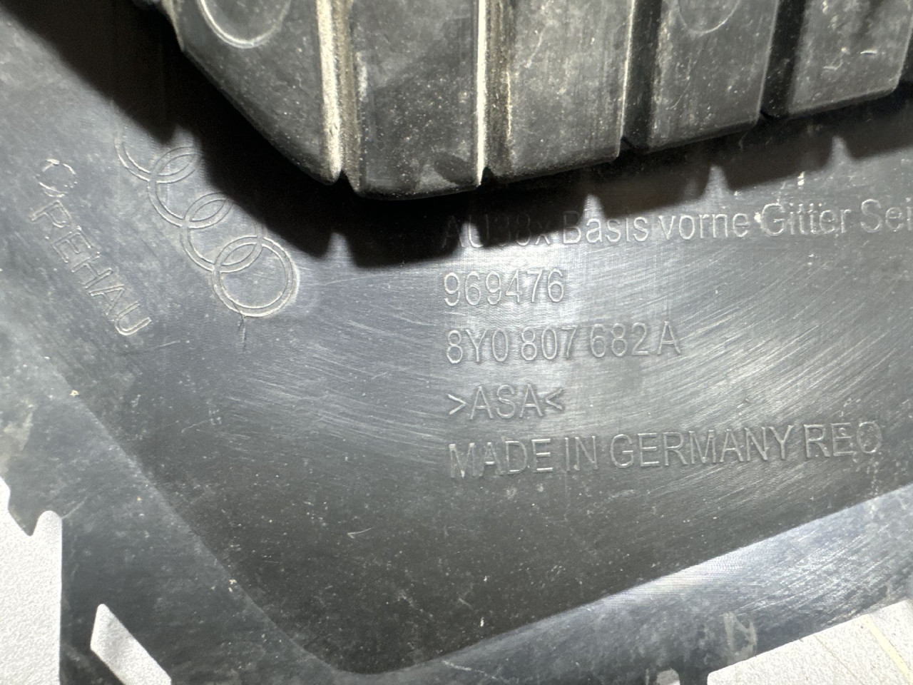 DIJELOVI RESETKA BRANIKA AUDI A3 (8Y) > 20 -  8Y0807682A