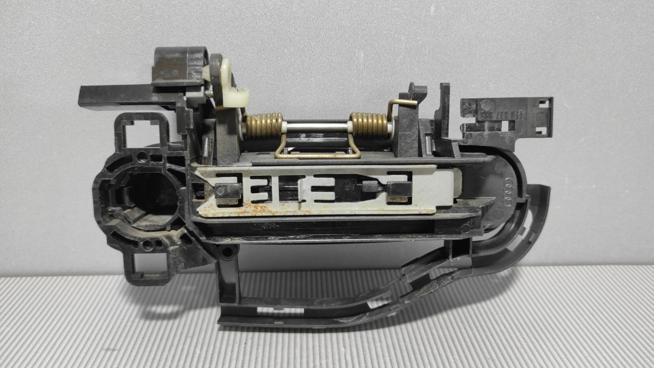DIJELOVI RUCKA VRATA AUDI A6 > 04-08 4F0837885