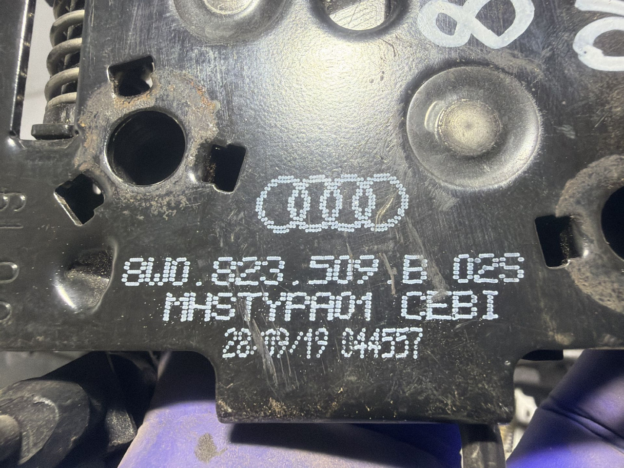 DIJELOVI BRAVA HAUBE AUDI A4 (B9) > 19- 2.0 8W0823509B