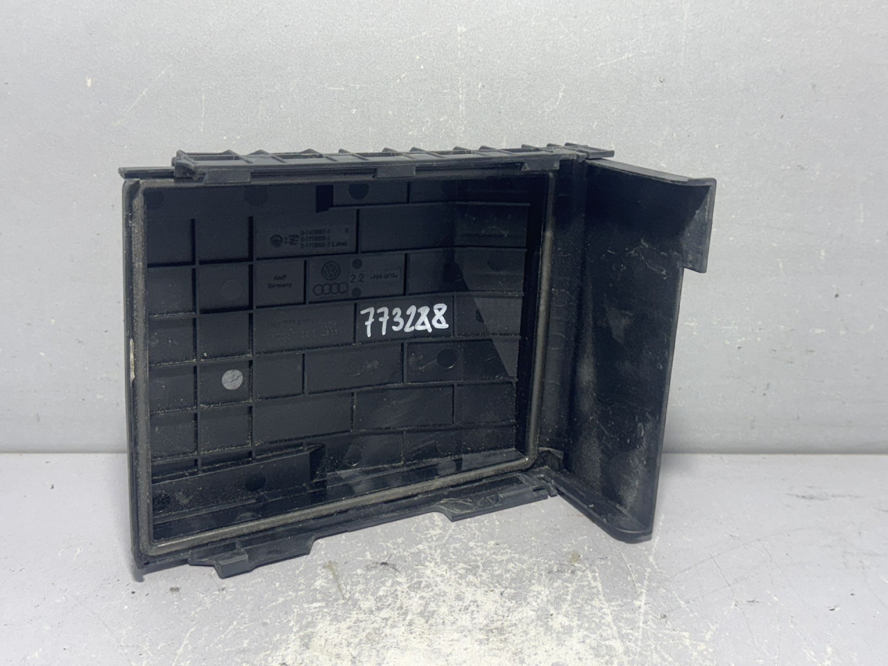 DIJELOVI PLASTIKA VW CADDY > 10-15 1K0937132F