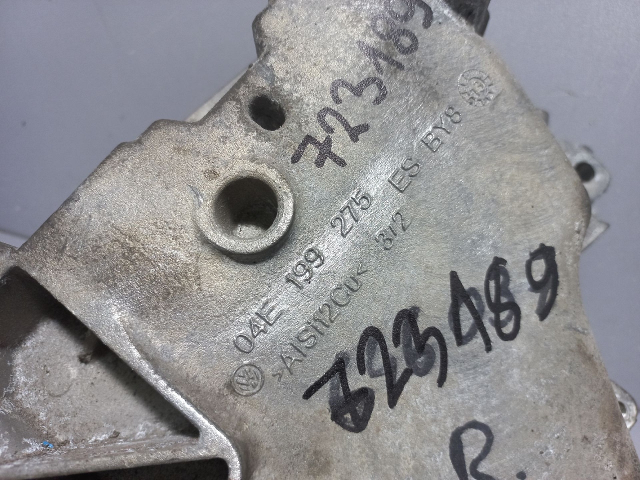 DIJELOVI NOSAC MOTORA VW GOLF 7 > 12-16 04E199275