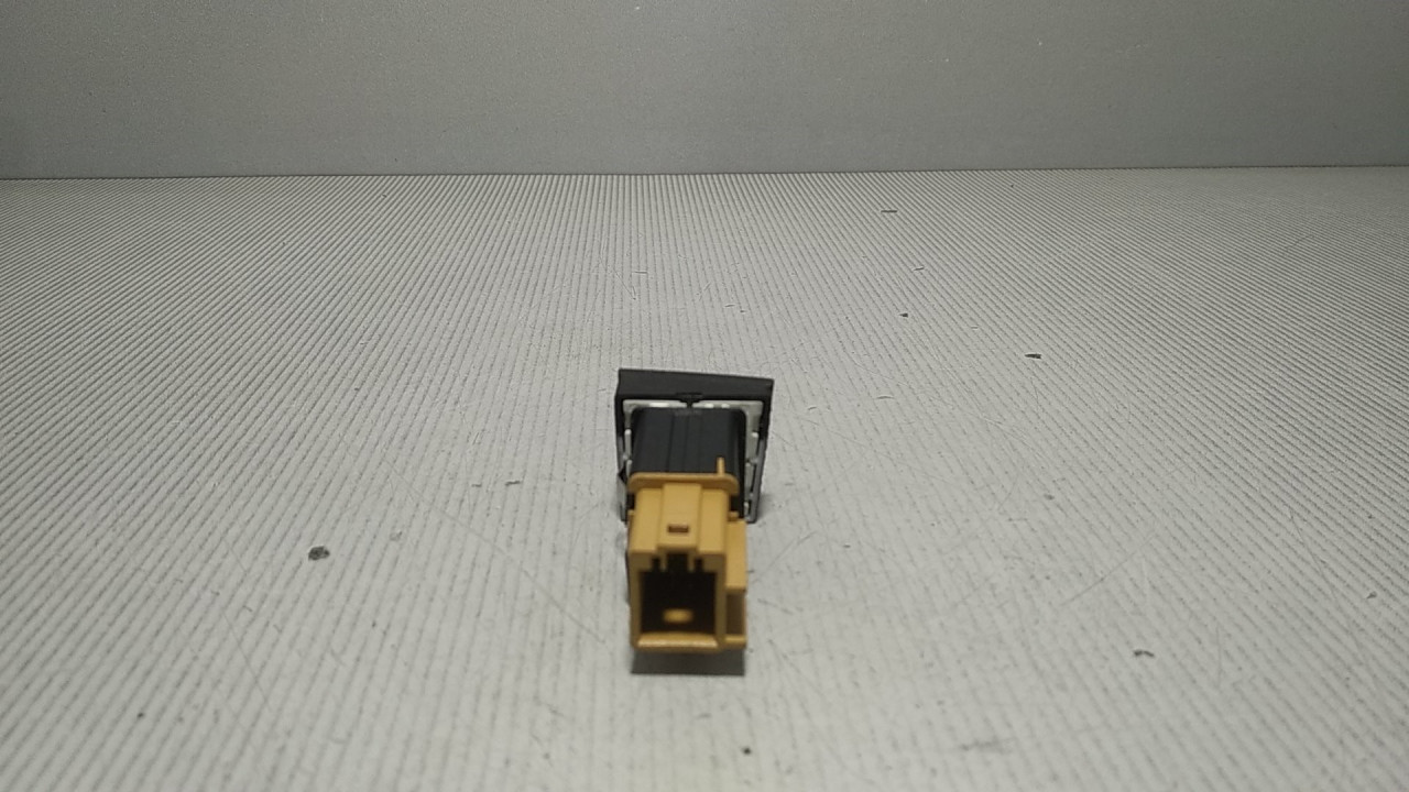 DIJELOVI PREKIDAC VW PASSAT B6 > 05-10 3C0927227B