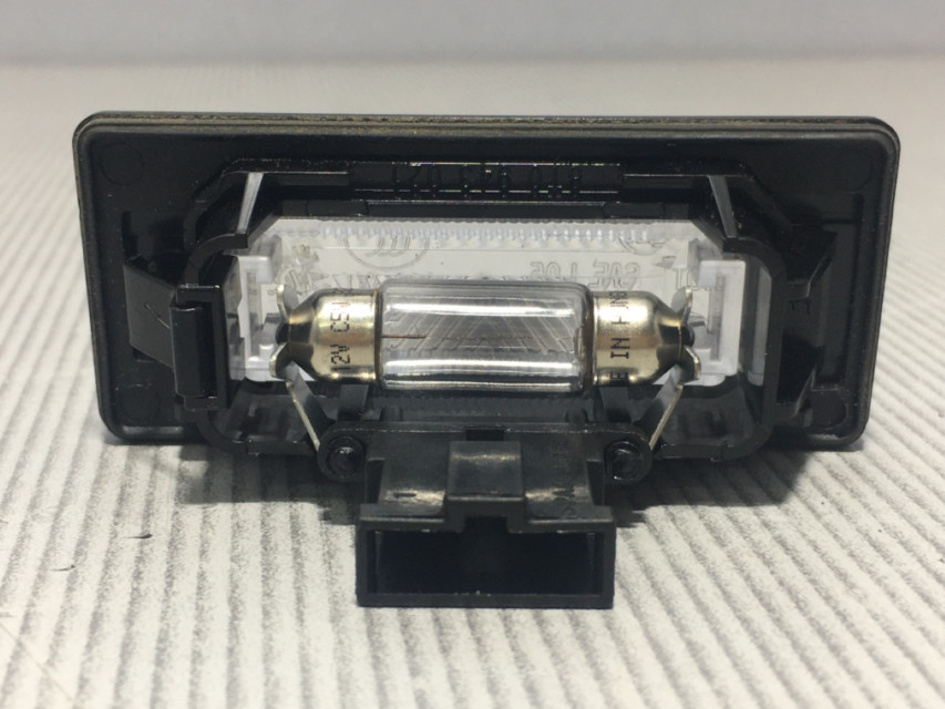 DIJELOVI RASVJETA TABLICA AUDI TT (8J) > 06-10 8T0943021