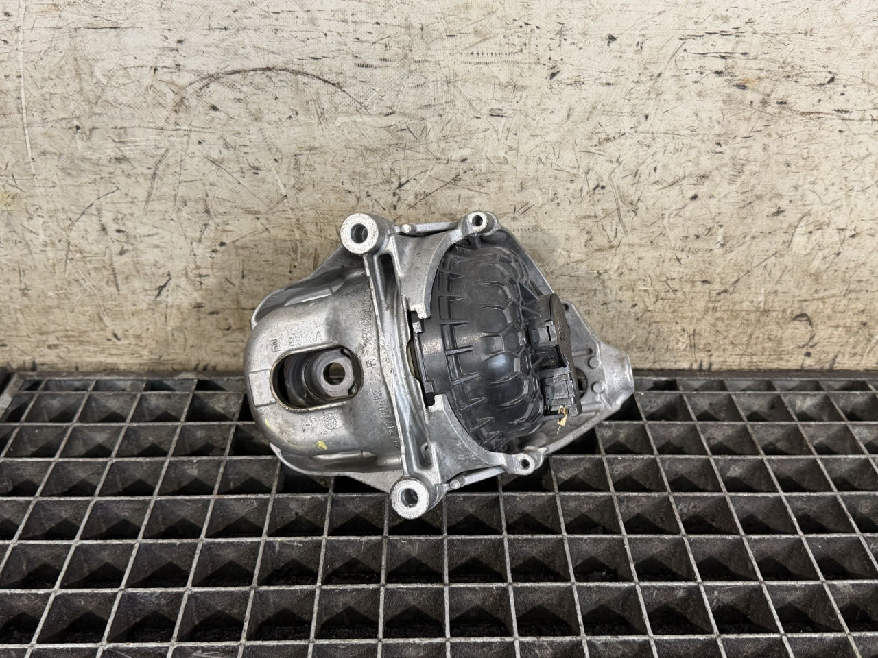 DIJELOVI NOSAC MOTORA AUDI Q5 (FY) > 17 - 20  3.0 4M0199371FG