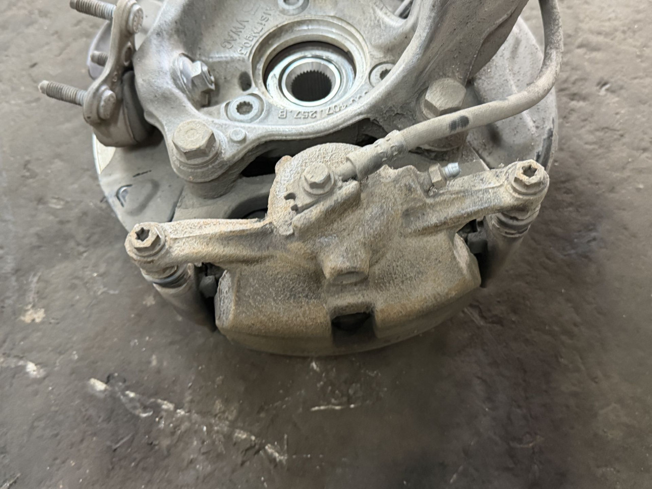 DIJELOVI KOCIONA KLJESTA VW TIGUAN > 16-20 2.0 8V0615123D