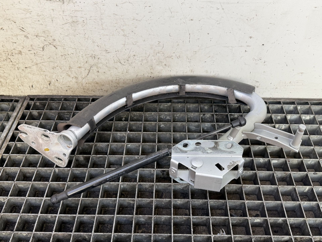 DIJELOVI BAGLAMA GEPEKA AUDI A4 (B8) > 12-15 2.0 8K0827301AC