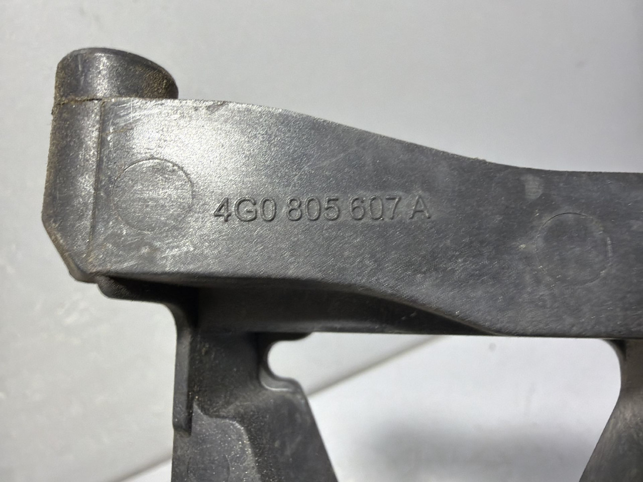 DIJELOVI NOSAC FARA AUDI A6 4G > 14-18 4G0805607A