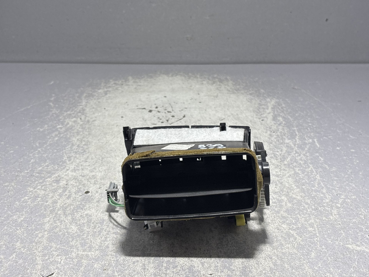 DIJELOVI RESETKA VENTILACIJE TOYOTA AVENSIS > 09-11