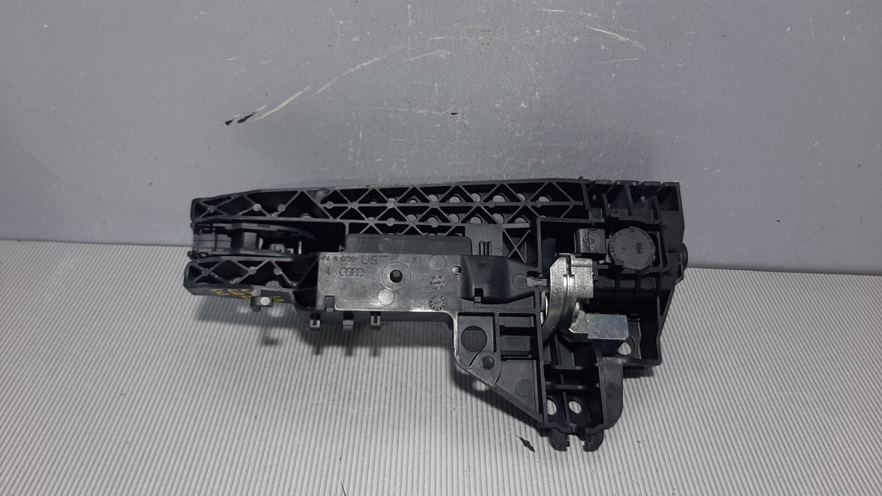 DIJELOVI RUCKA VRATA AUDI Q5 > 12-16 8T0837886B