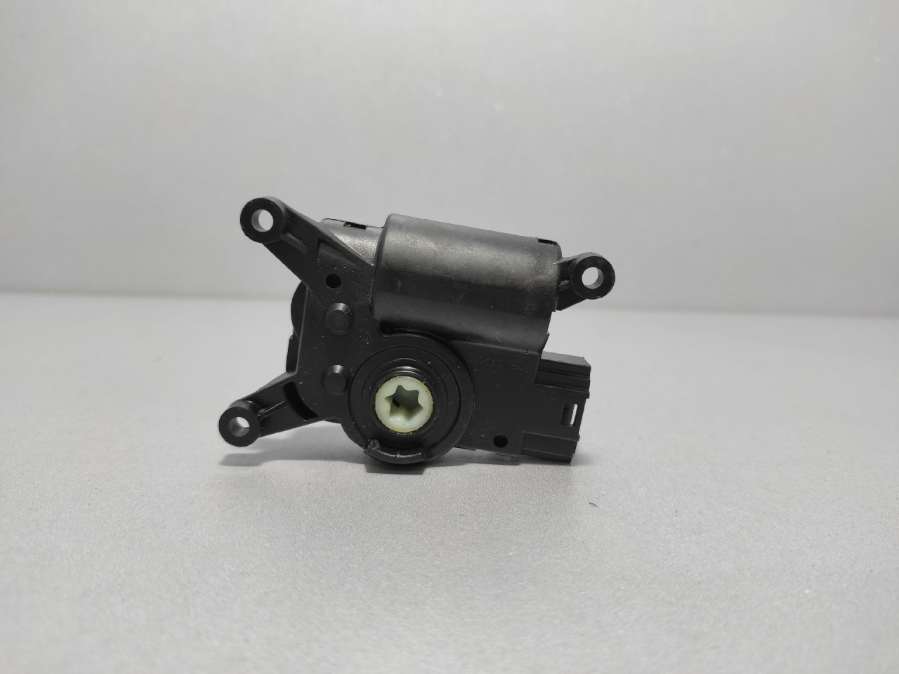 DIJELOVI MOTORIC KLAPNE VW PASSAT B7 > 10-14 2.0 5Q0907511L