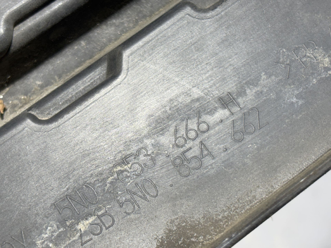 DIJELOVI RESETKA BRANIKA VW TIGUAN > 11-15 5N0853666H