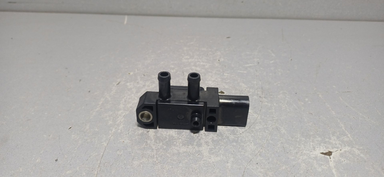 DIJELOVI SENZOR PRITISKA VW PASSAT B8 > 14-19 1.6 04L906051