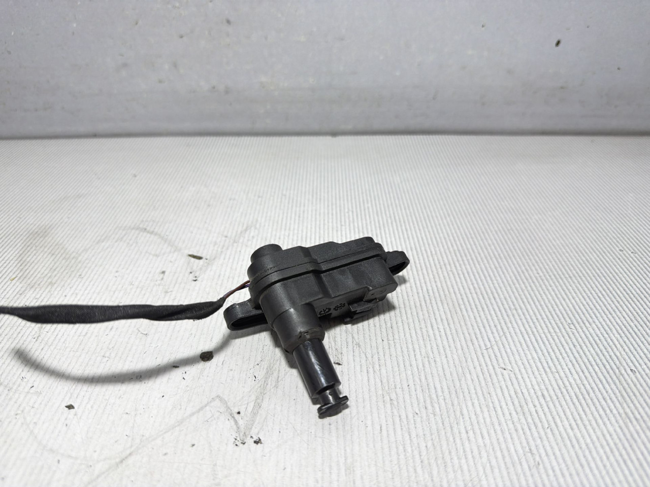 MOTORIC POKLOPCA REZERVOARA VW TIGUAN > 16-20 8V0862159A