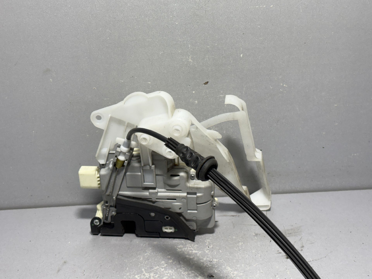 DIJELOVI BRAVA VRATA VW PASSAT B6 > 05-10 2.0 3C1837016A