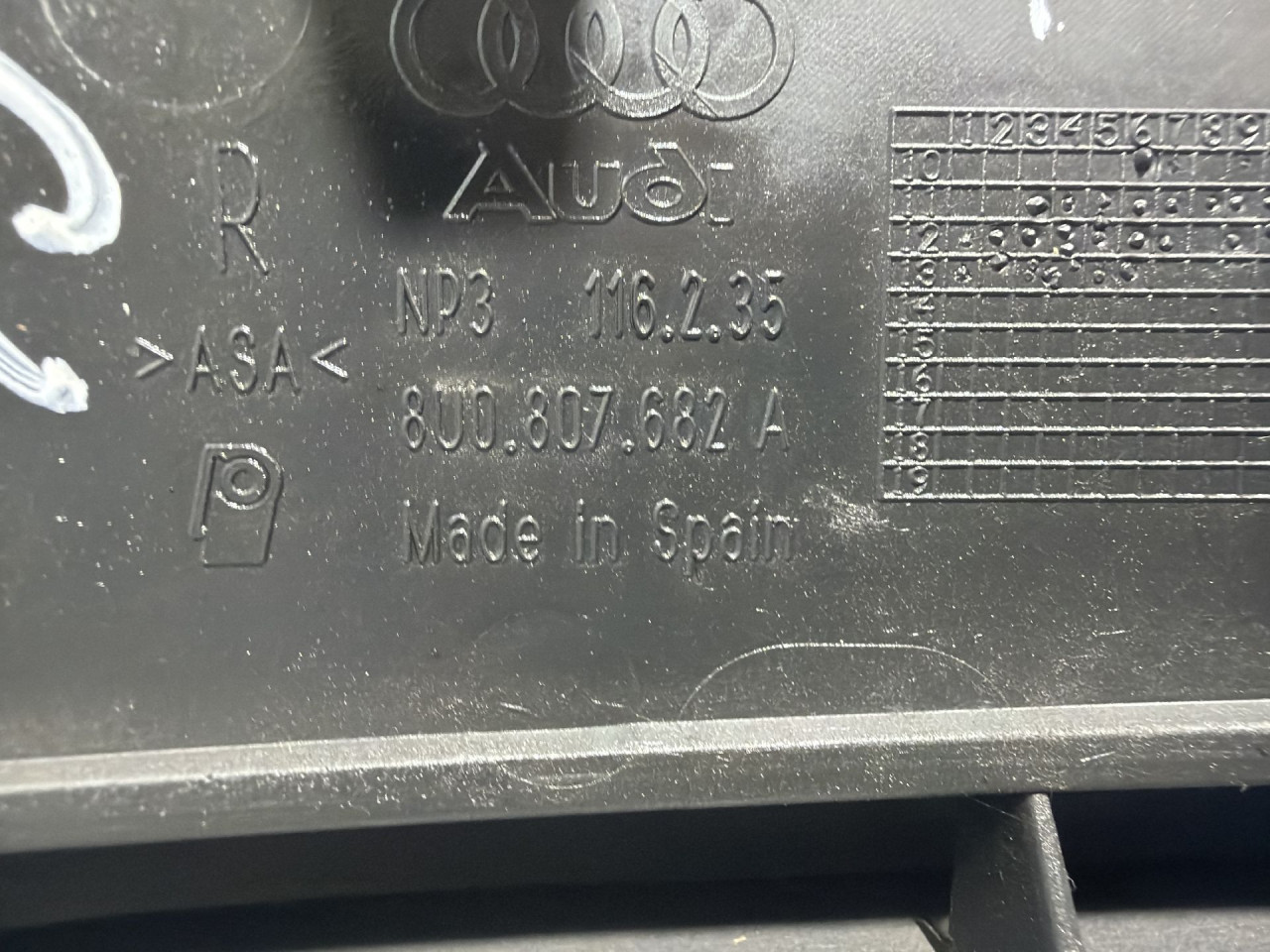 DIJELOVI RESETKA BRANIKA AUDI Q3 > 11-15 2.0 8U0807682A