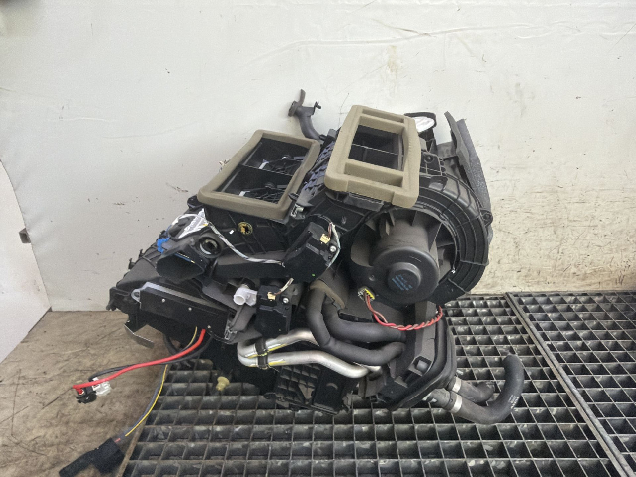 DIJELOVI KUCISTE VENTILACIJE VOLVO V40 > 12-16 2.0