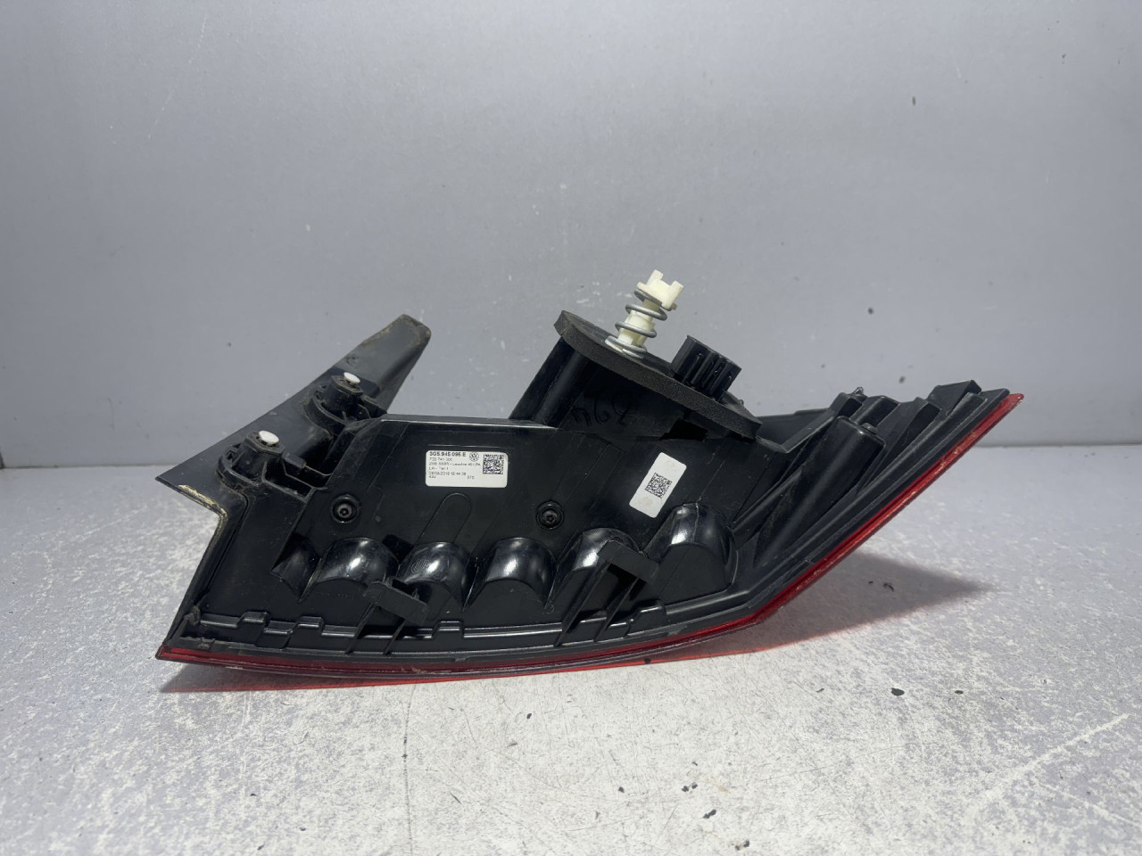 STOP SVJETLO VW PASSAT B8 > 14- 3G5945095E