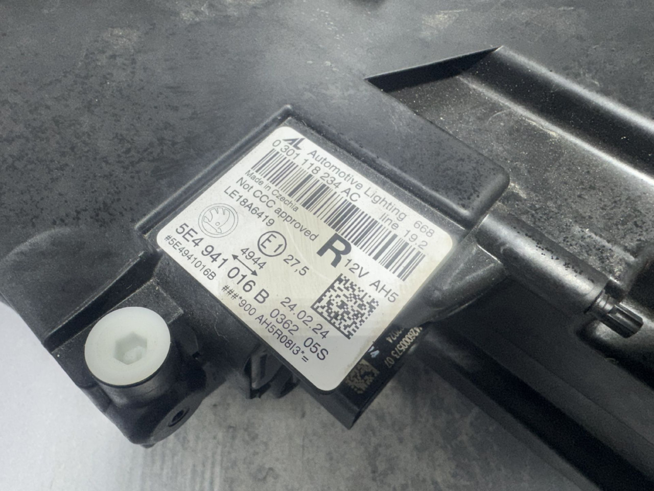 DIJELOVI FAR SKODA OCTAVIA > 19- 5E4941016B