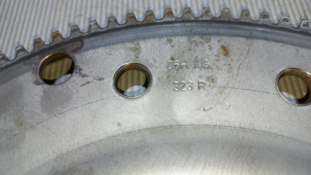 DIJELOVI ZAMAJAC AUDI A6 4G > 14-18 06H105323R