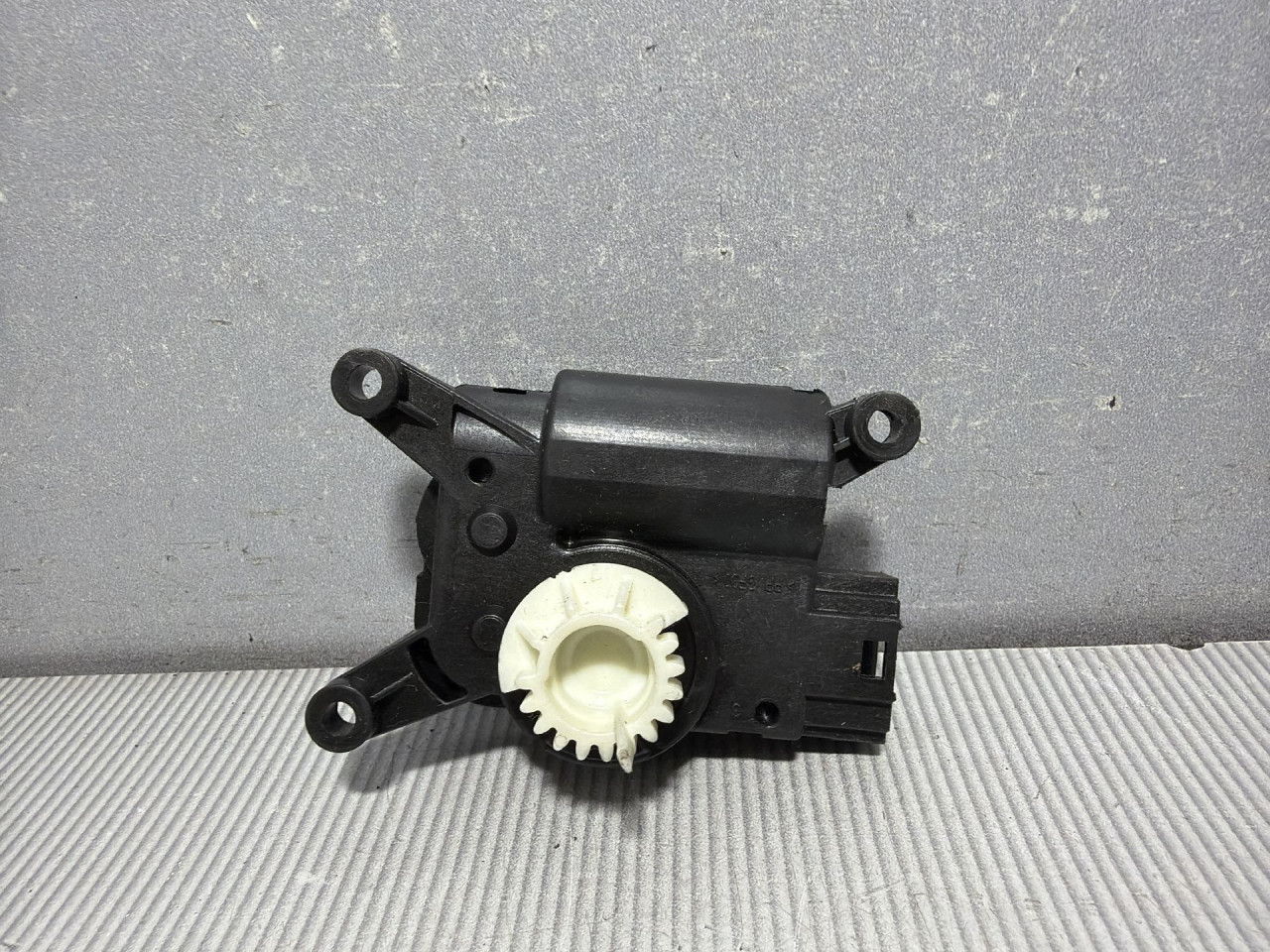 DIJELOVI MOTORIC KLAPNE VW PASSAT B8 > 14-19 2.0 5Q0907511K
