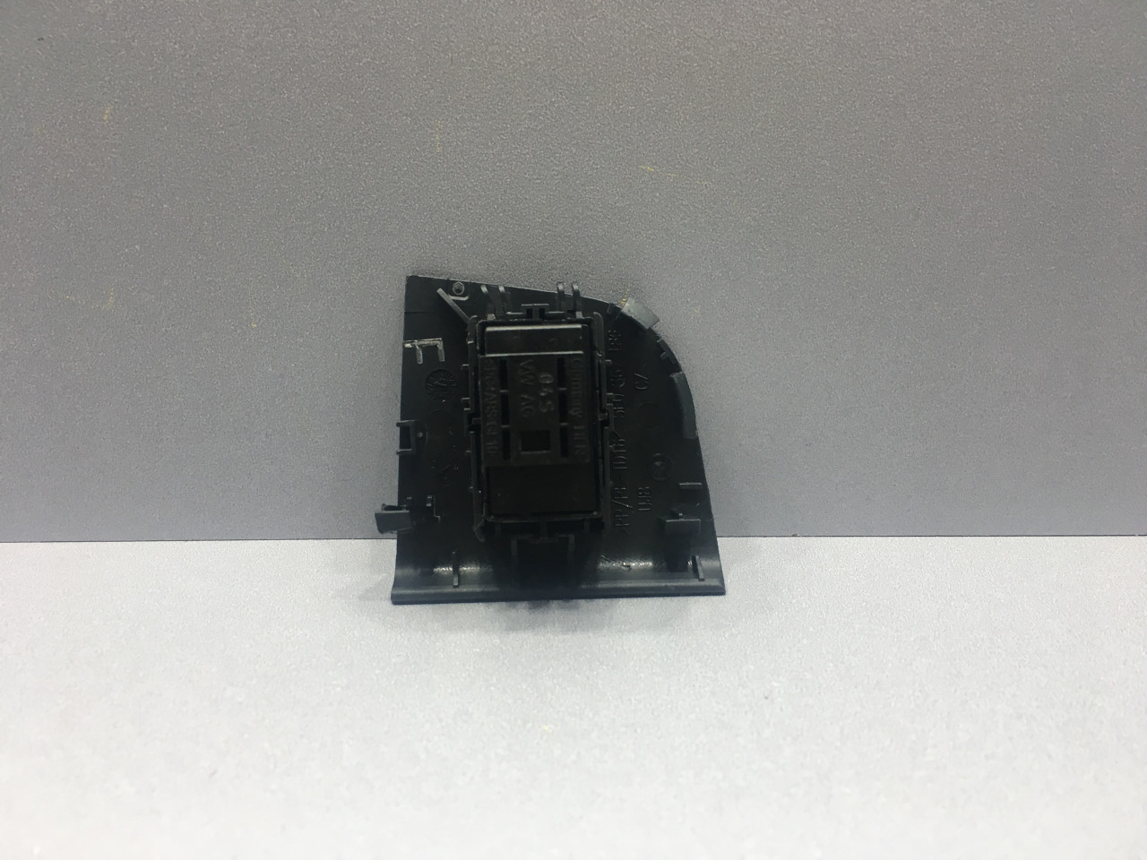 DIJELOVI PREKIDAC SKODA OCTAVIA > 13-16 5E0959855