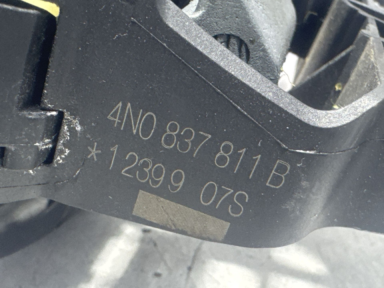 DIJELOVI RUCKA VRATA AUDI A6 4K > 18- 4N0837811B