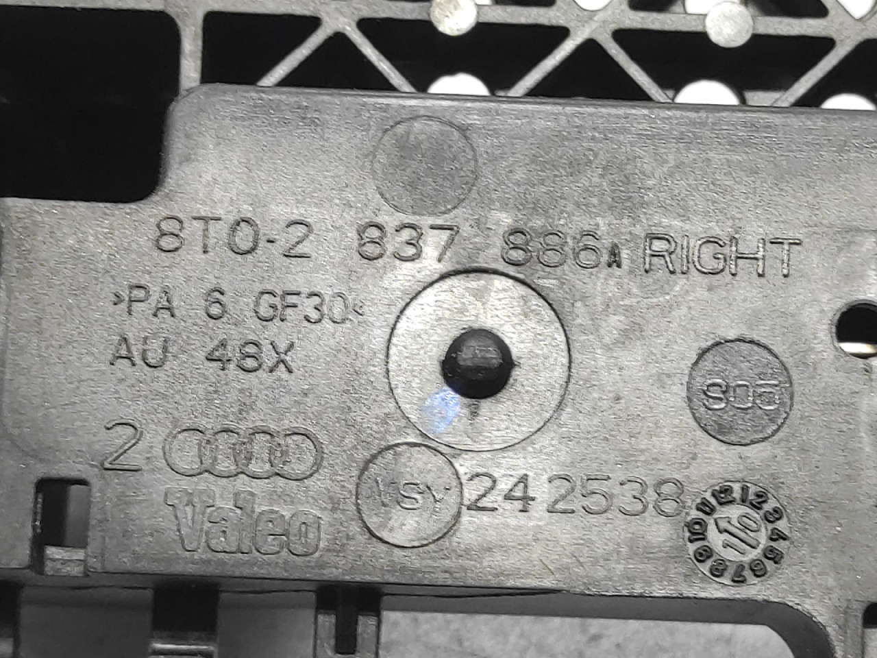 DIJELOVI RUCKA VRATA AUDI Q5 > 08-11 8T0837886A