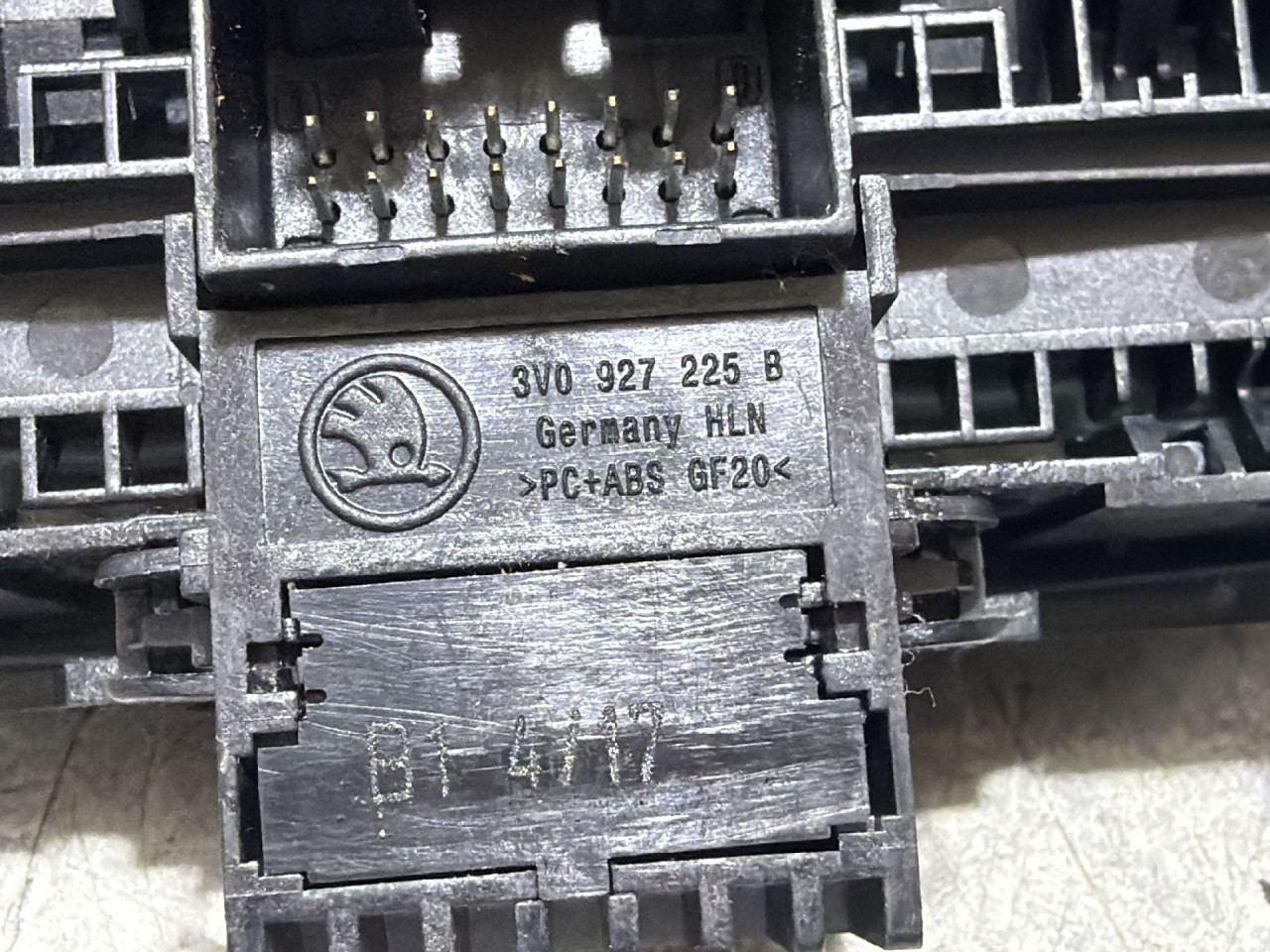 DIJELOVI PREKIDAC SKODA SUPERB > 15-19 2.0 3V0927225B