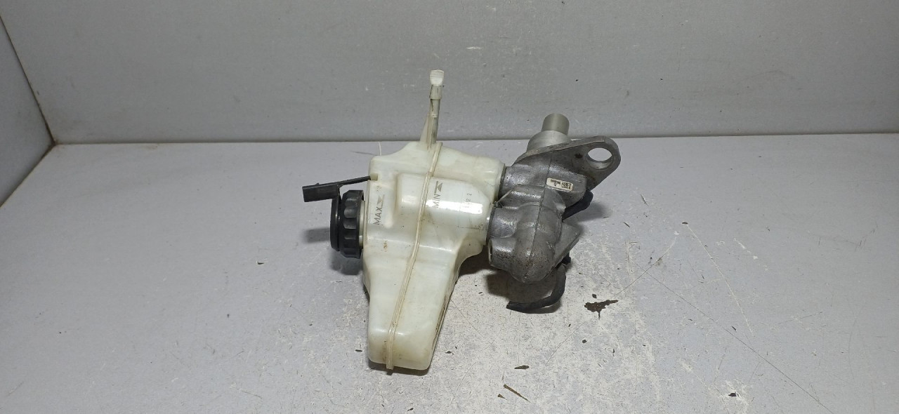 DIJELOVI GLAVNI KOCIONI CILINDAR VW PASSAT B7 > 10-14