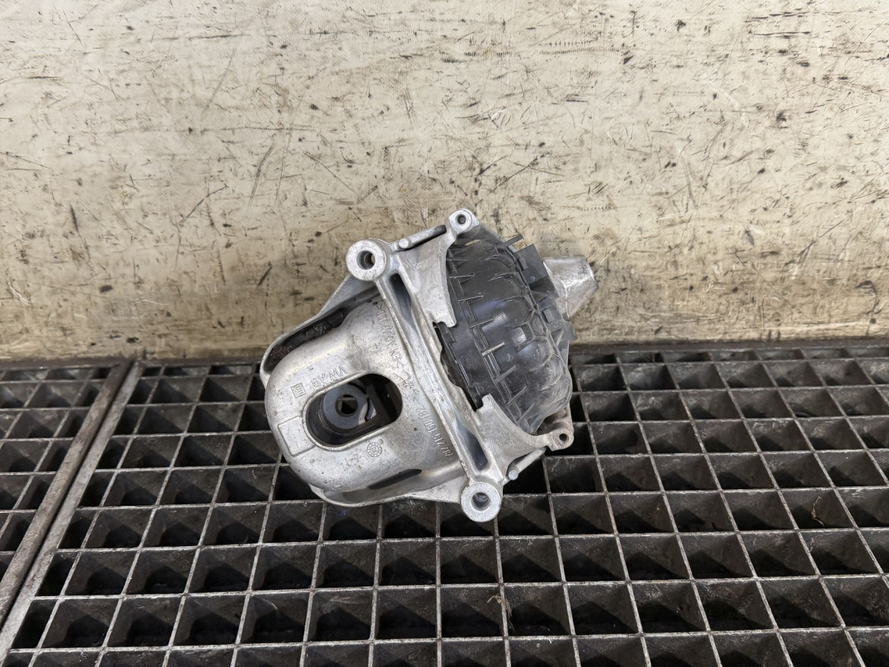 DIJELOVI NOSAC MOTORA AUDI Q5 (FY) > 17 - 20  2.0 4M0199372M