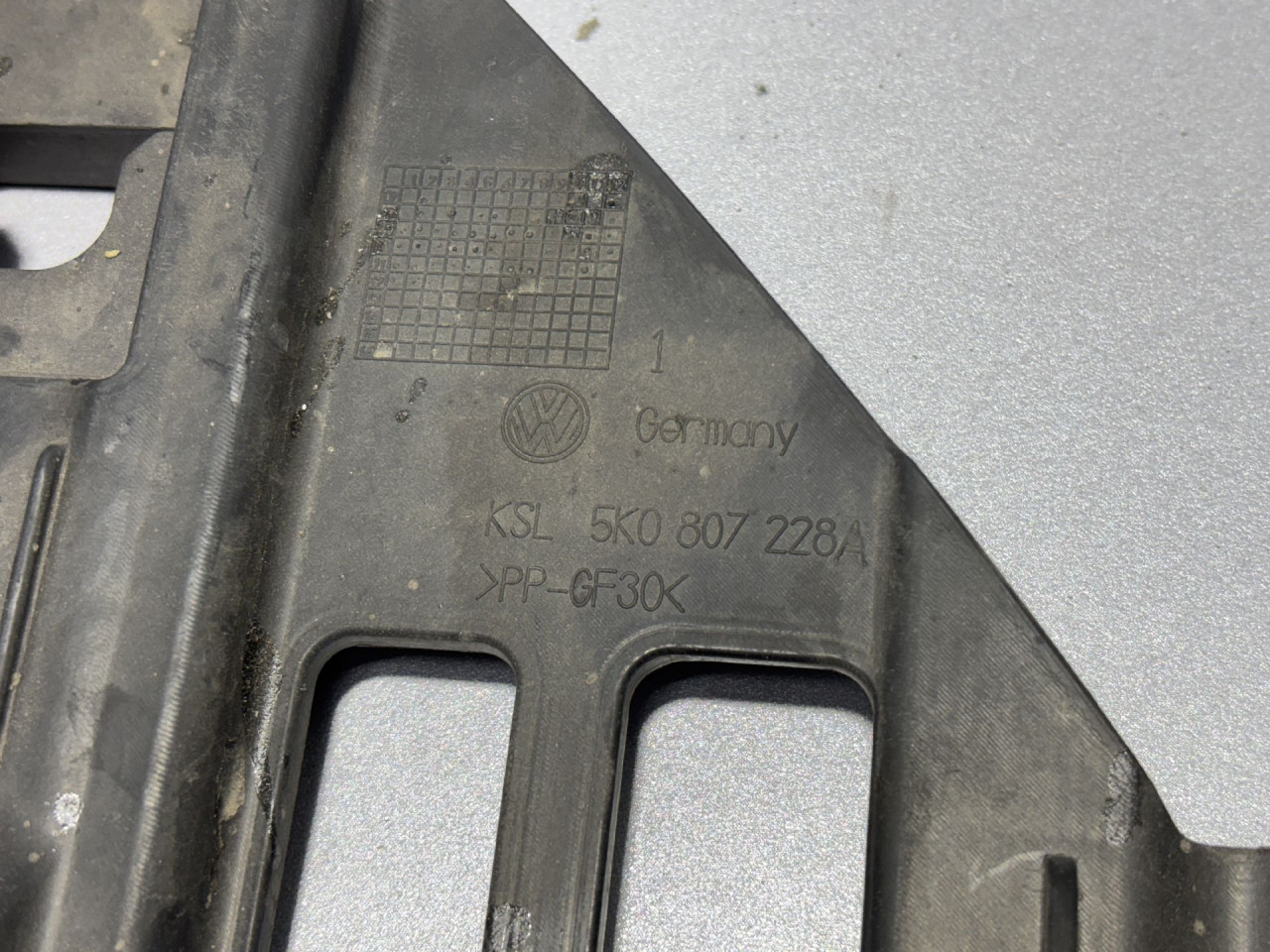 DIJELOVI NOSAC FARA VW GOLF 6 > 08-12 1.6 5K0807228A