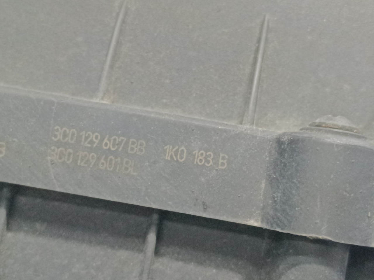 KUCISTE FILTERA ZRAKA VW CADDY > 03-10 3C0129607BB