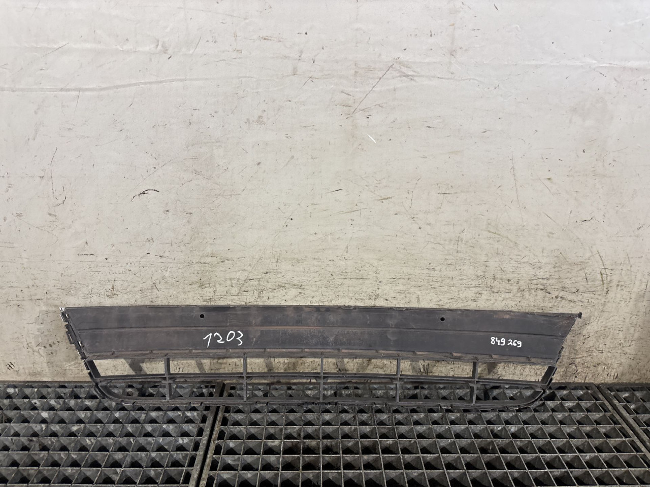 DIJELOVI RESETKA BRANIKA VW TIGUAN > 11-15 5N0853671
