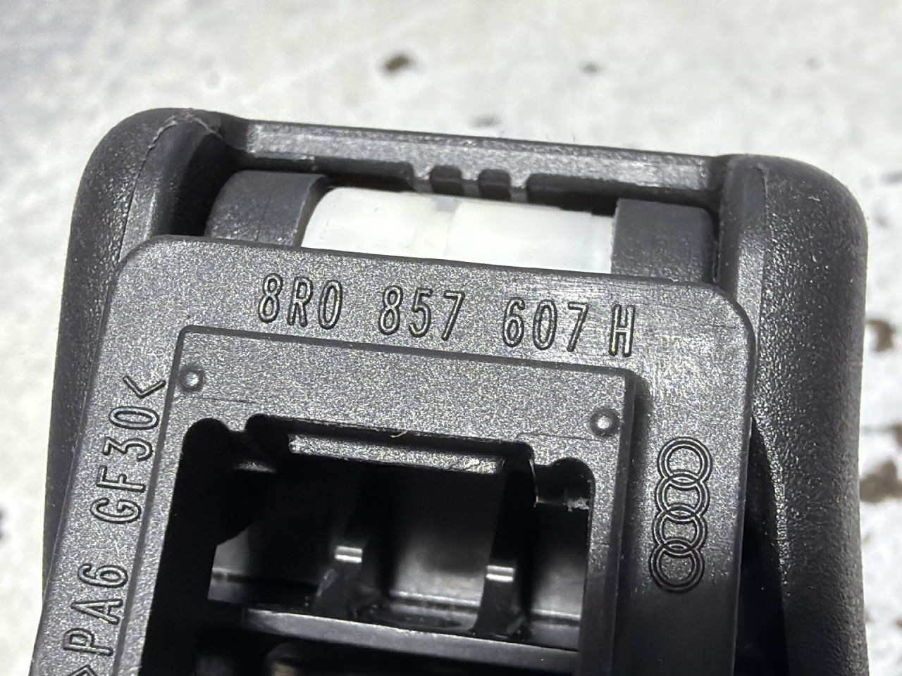DIJELOVI KROVNA RUCKA AUDI A4 (B9) > 15-18 2.0 8R0857607H