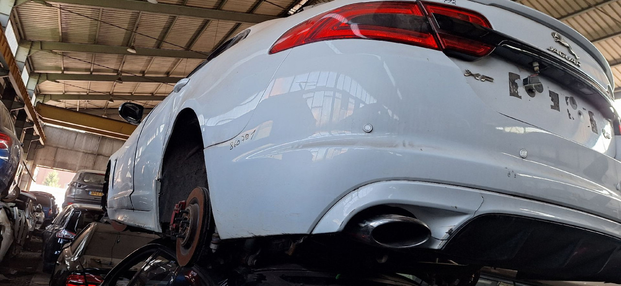 DIJELOVI BRANIK JAGUAR XF (X250) > 08-15 3.0 C2Z14002XXX